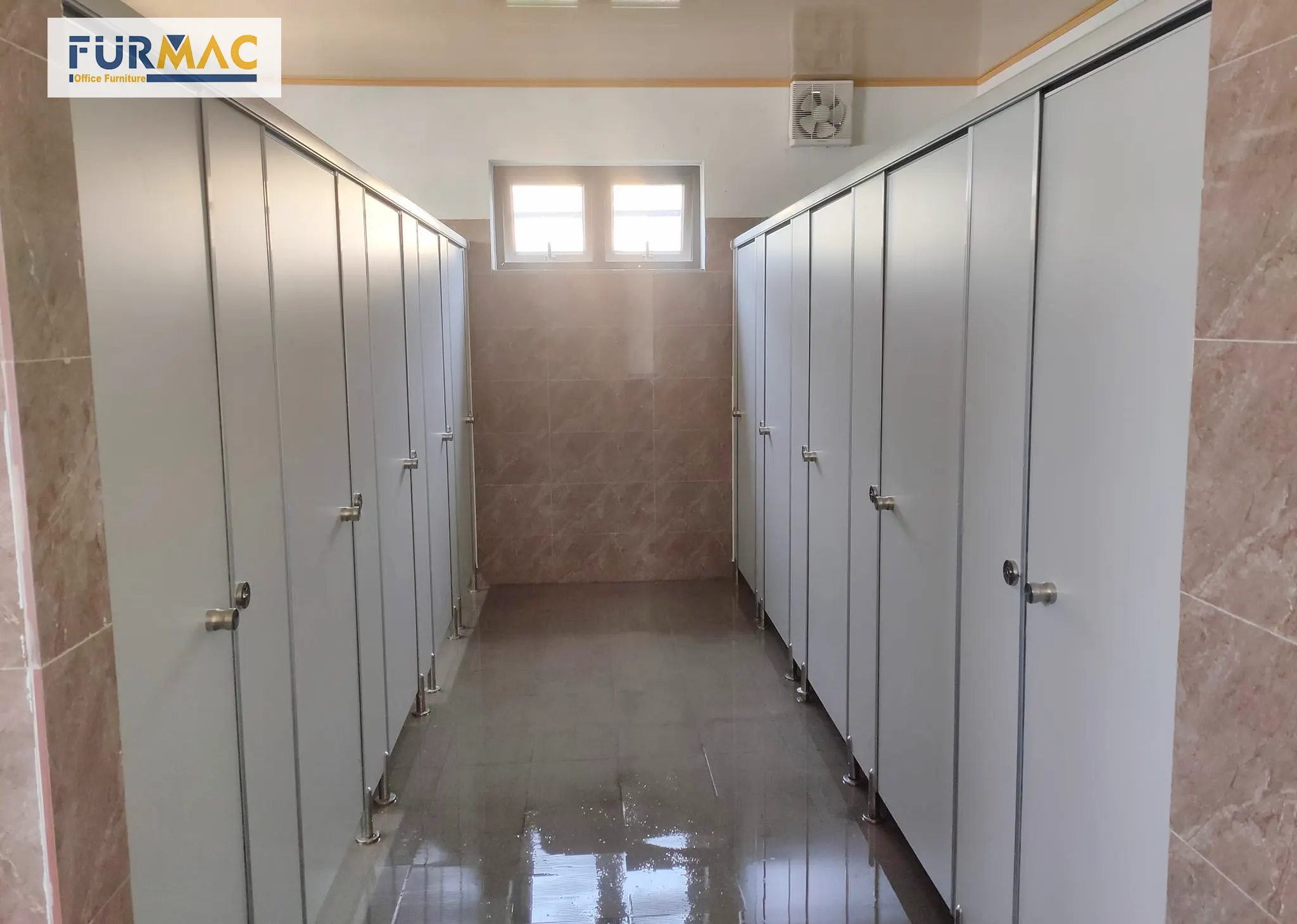 Furmac cung cấp & thi công vách ngăn vệ sinh cho sân bay