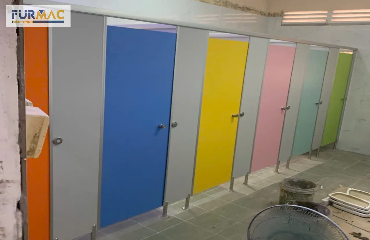 Furmac hoàn thiện vách ngăn vệ sinh trường Tiểu học Bình