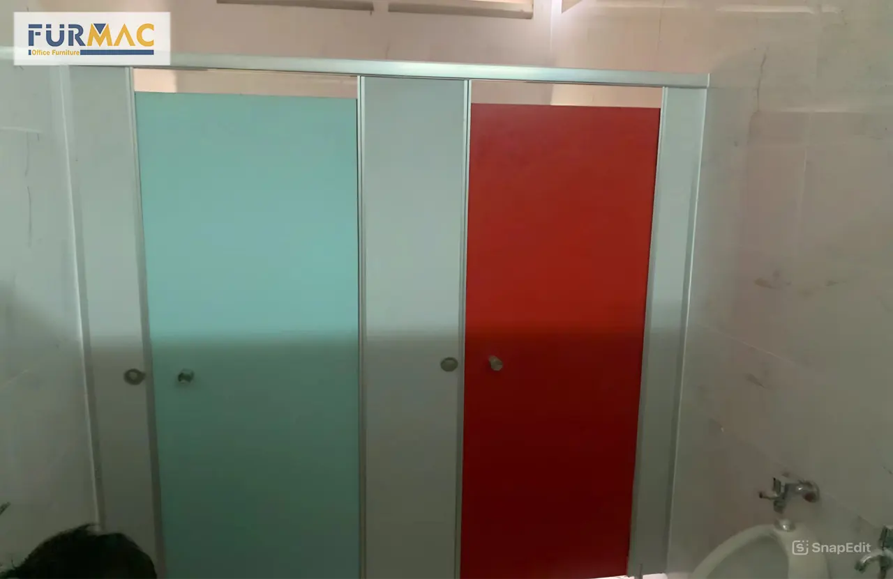 Furmac hoàn thiện vách ngăn vệ sinh trường Tiểu học Bình