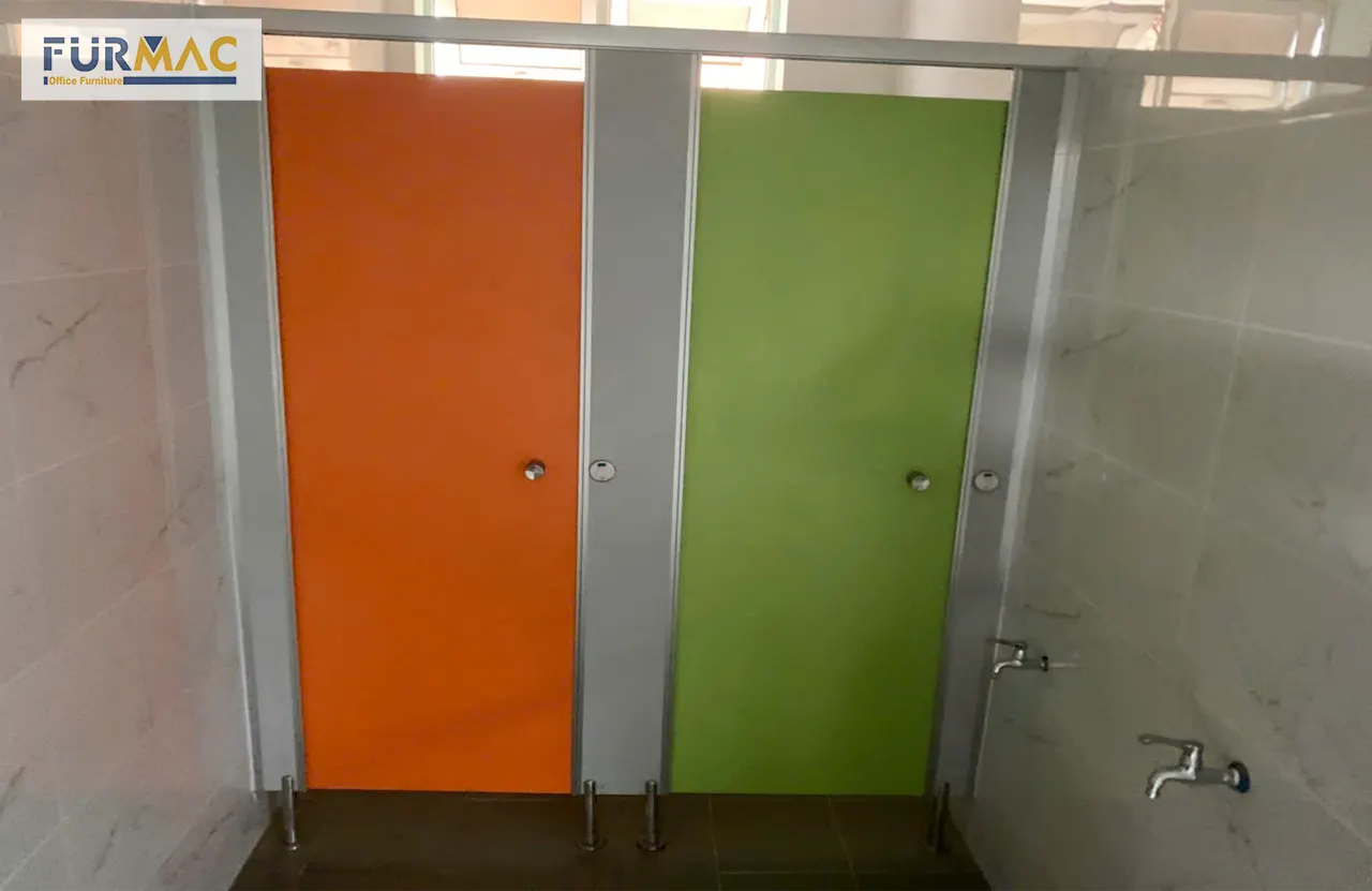 Furmac hoàn thiện vách ngăn vệ sinh trường Tiểu học Bình