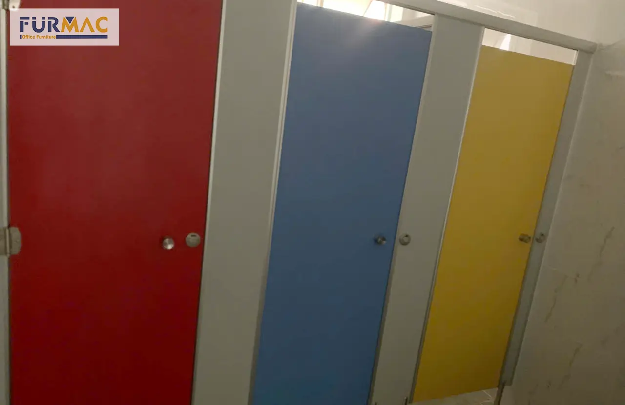 Furmac hoàn thiện vách ngăn vệ sinh trường Tiểu học Bình