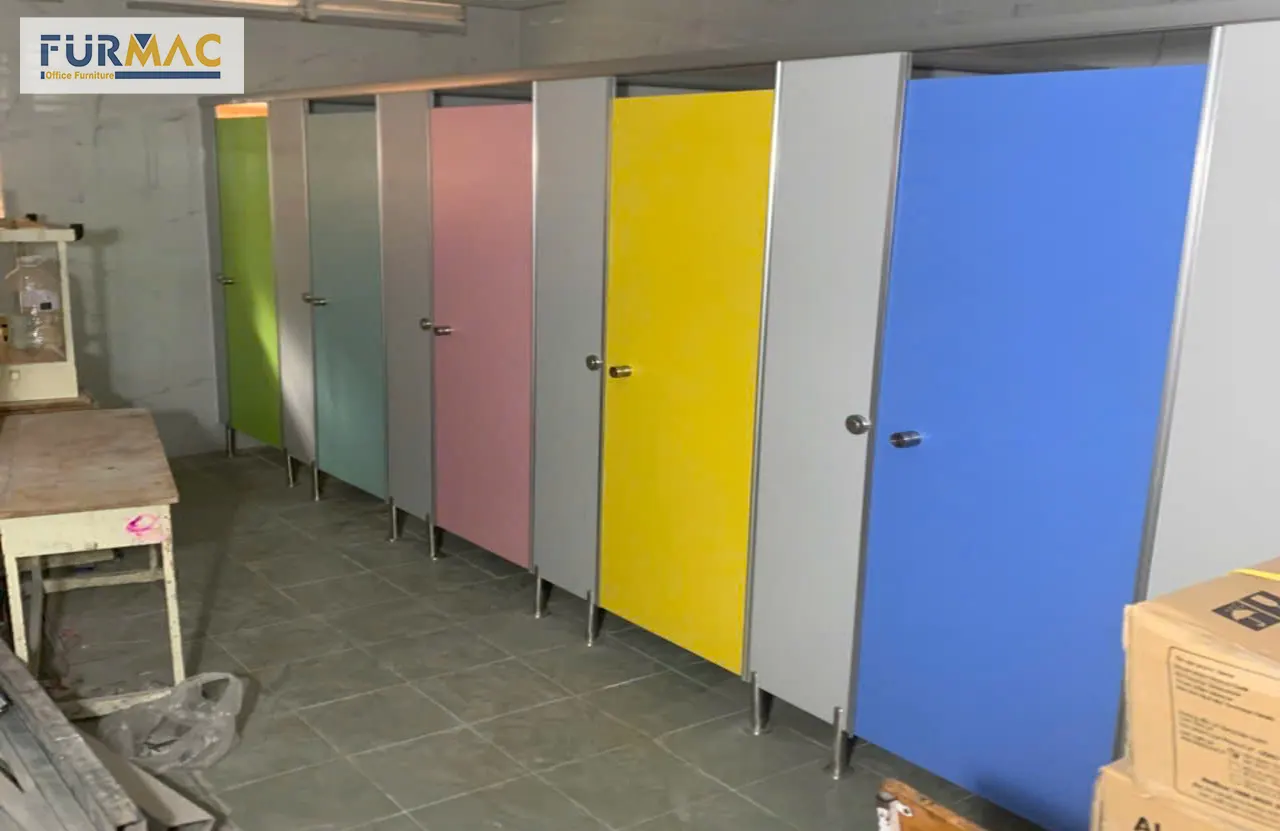 Furmac hoàn thiện vách ngăn vệ sinh trường Tiểu học Bình